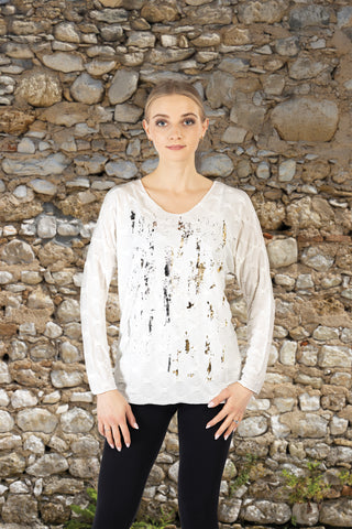 Women's V-neck top with metallic foil print – casual and chic blouse